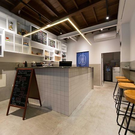 158 Hostel Tainan Bagian luar foto